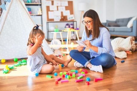 ABA m� Floortime m�? Otizmde �ki Terapi Y�nteminin Kar��la�t�rmas�